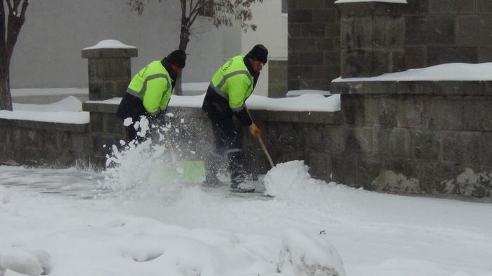 Kars'ta etkili olan kar ve tipi vatandaşlara zor anlar yaşattı