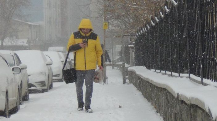 Kars'ta etkili olan kar ve tipi vatandaşlara zor anlar yaşattı