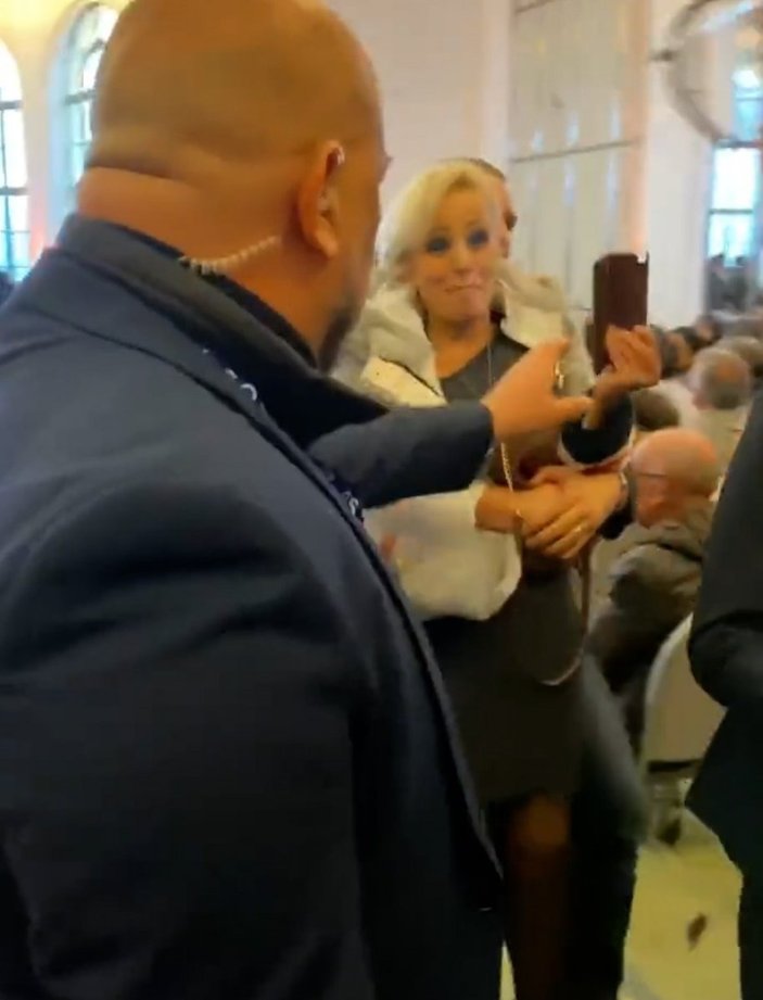 Macron'un fotoğrafını çeken kadın, yaka paça dışarı atıldı