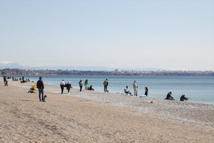 Antalyalılar, güneşin tadını Konyaaltı Sahili'nde çıkardı