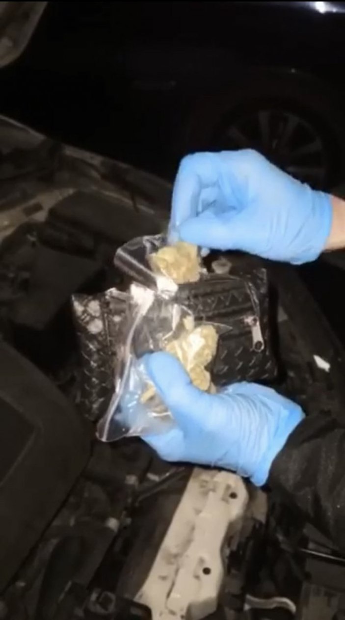 Beşiktaş polisi çakarlı aracın hava filtresine gizlenmiş esrar ele geçirdi