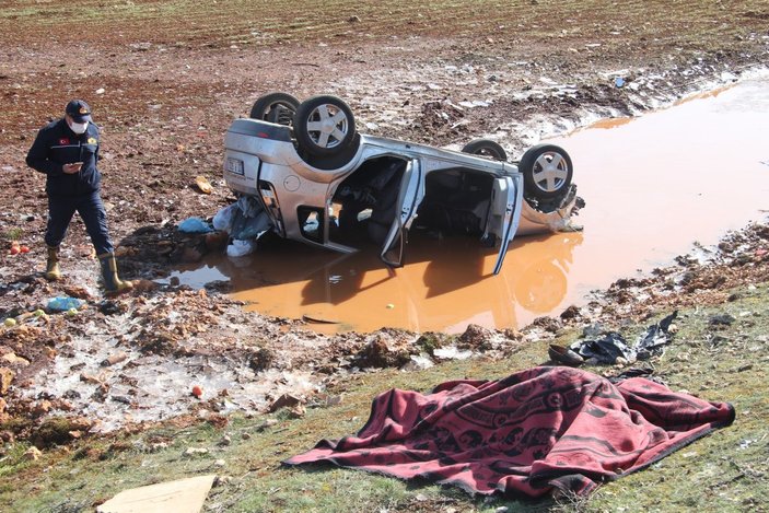 Gaziantep'te virajı alamayan araba şarampole uçtu