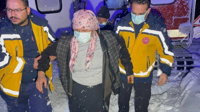 Ağrı’da, yolu kapalı mezradaki hasta için karla 7 saatlik mücadele