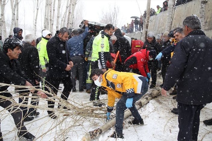 d Van’da yolcu minibüsü devrildi: 14 yaralı