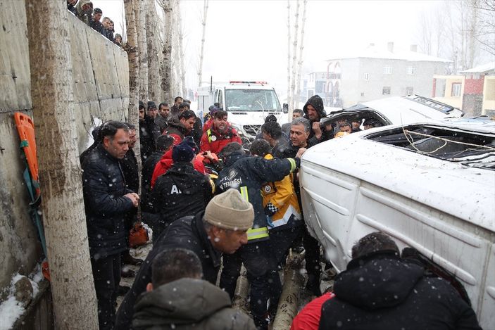 a Van’da yolcu minibüsü devrildi: 14 yaralı