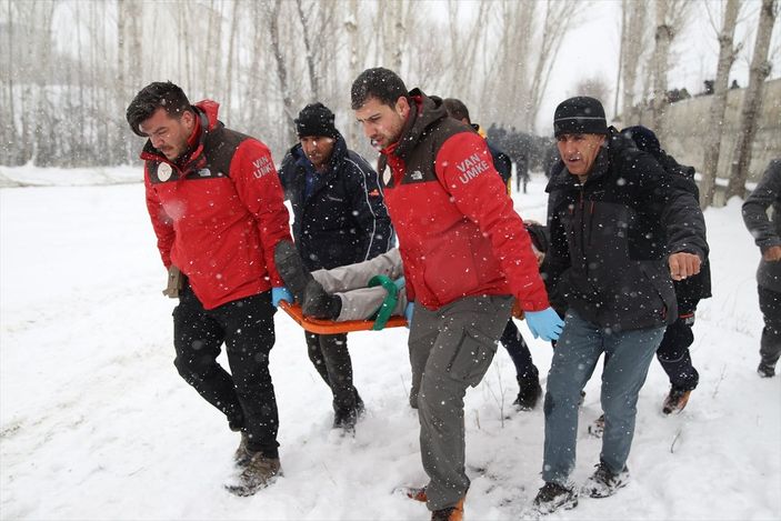 a Van’da yolcu minibüsü devrildi: 14 yaralı