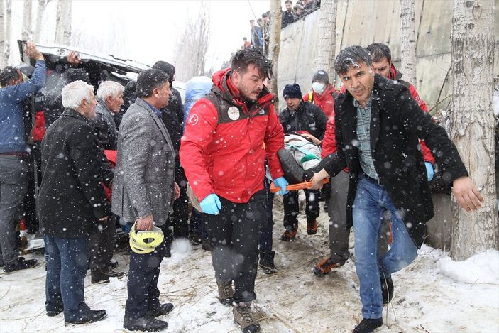 a Van’da yolcu minibüsü devrildi: 14 yaralı