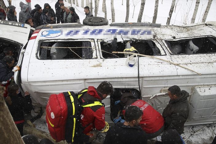 a Van’da yolcu minibüsü devrildi: 14 yaralı