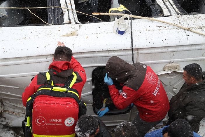 a Van’da yolcu minibüsü devrildi: 14 yaralı