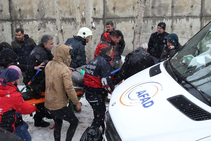 a Van’da yolcu minibüsü devrildi: 14 yaralı