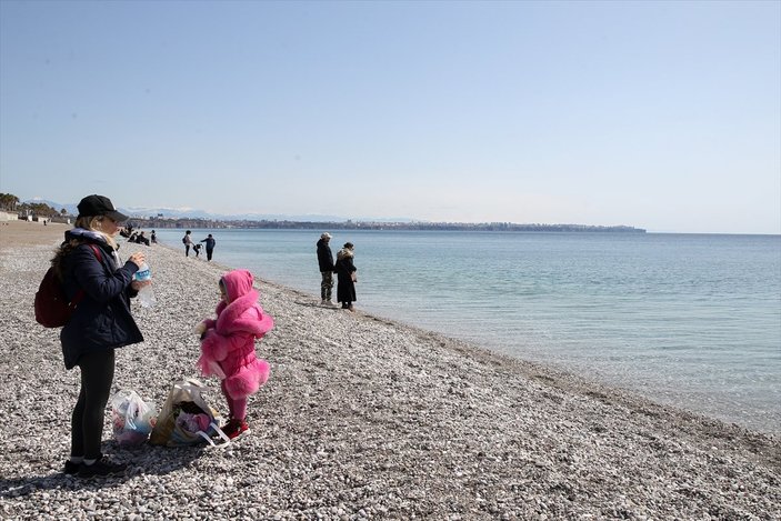 Antalyalılar, güneşin tadını Konyaaltı Sahili'nde çıkardı
