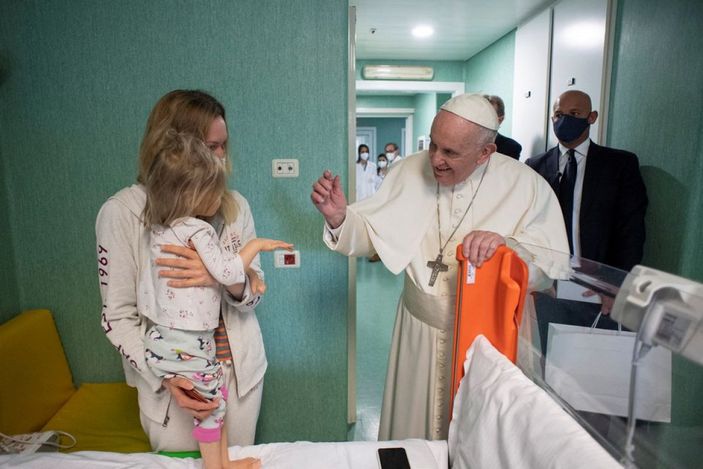 r Papa Francis, tedavi gören Ukraynalı çocukları ziyaret etti