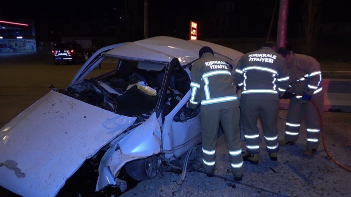 Kırıkkale'de kaza yapan sürücü, hurdaya dönen otomobilde sıkıştı