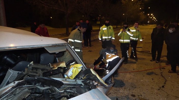 Kırıkkale'de kaza yapan sürücü, hurdaya dönen otomobilde sıkıştı