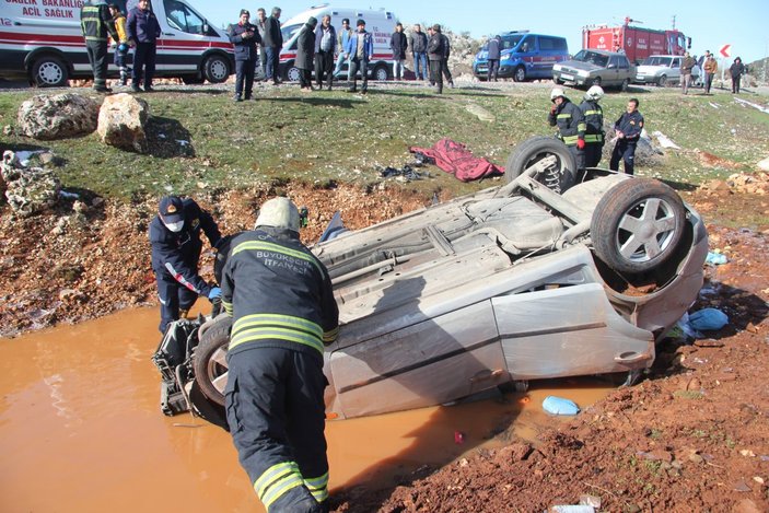 Gaziantep'te virajı alamayan araba şarampole uçtu