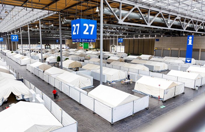 Almanya'da fuar alanında Ukraynalı mülteciler için çadırlar kuruldu