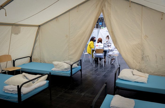 Almanya'da fuar alanında Ukraynalı mülteciler için çadırlar kuruldu