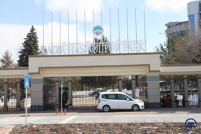 a Hayırseverliği ile bilenen Kadir Has, yaptığı eserlerle iz bırakıyor