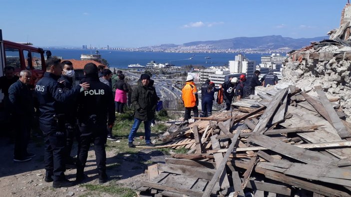 İzmir'de metruk bina, hurdacının üzerine yıkıldı