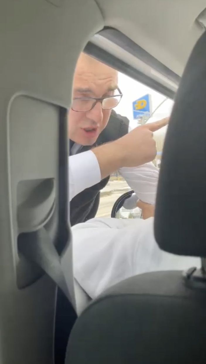 Kocaeli'de hatalı sollama yapıp sürücüyü tehdit eden otobüs şoförü