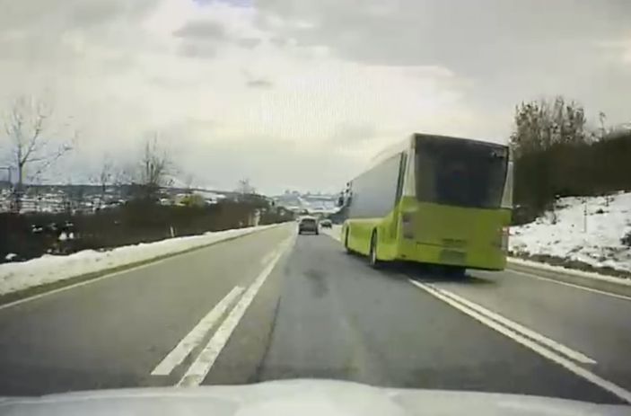 Kocaeli'de hatalı sollama yapıp sürücüyü tehdit eden otobüs şoförü