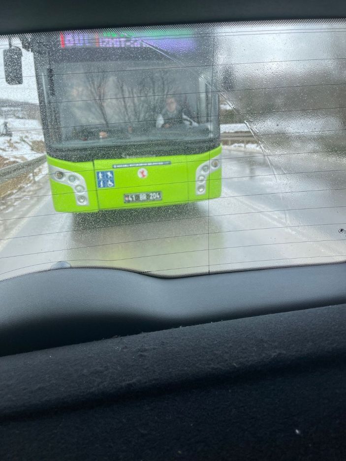 Kocaeli'de hatalı sollama yapıp sürücüyü tehdit eden otobüs şoförü