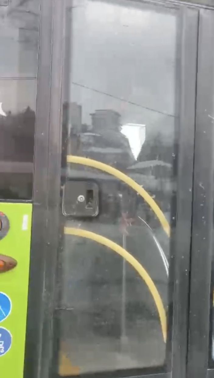 Kocaeli'de hatalı sollama yapıp sürücüyü tehdit eden otobüs şoförü