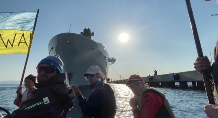 Abramoviç'in Muğla'ya gelen yatına, Ukraynalı yelkencilerden protesto