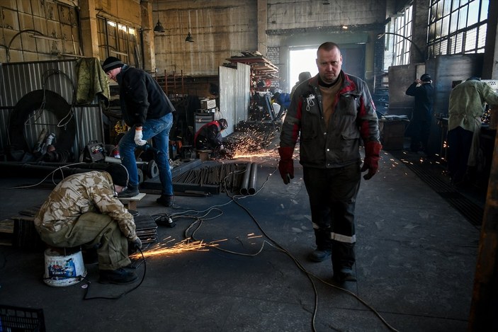 Ukrayna’da araç hurdalarından çelik yelek yapılıyor