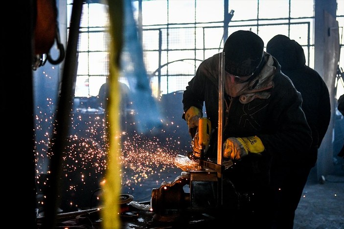 Ukrayna’da araç hurdalarından çelik yelek yapılıyor