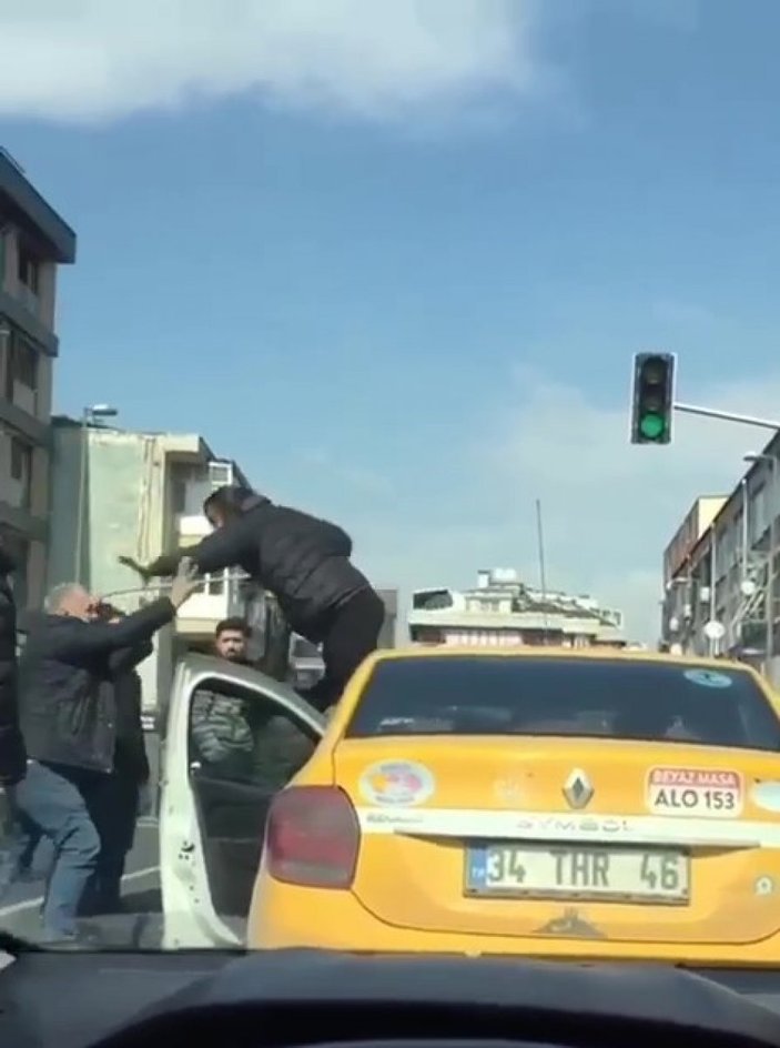 Kadıköy’de taksici ile otomobil sürücüsü arasında yol verme kavgası