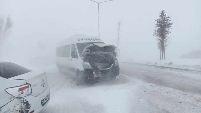 Erzurum'da zincirleme kaza: 5 araç birbirine girdi