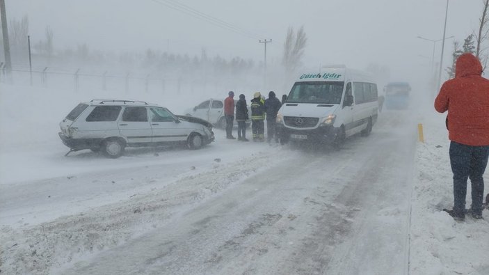 Erzurum'da zincirleme kaza: 5 araç birbirine girdi