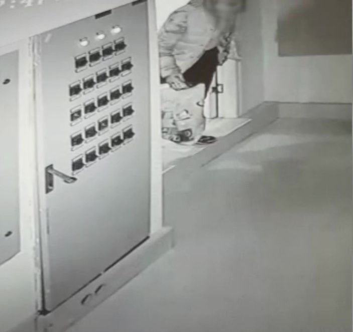 i Üsküdar’da, camiden 100 bin TL’lik ses sistemini çalan hırsızlar kamerada