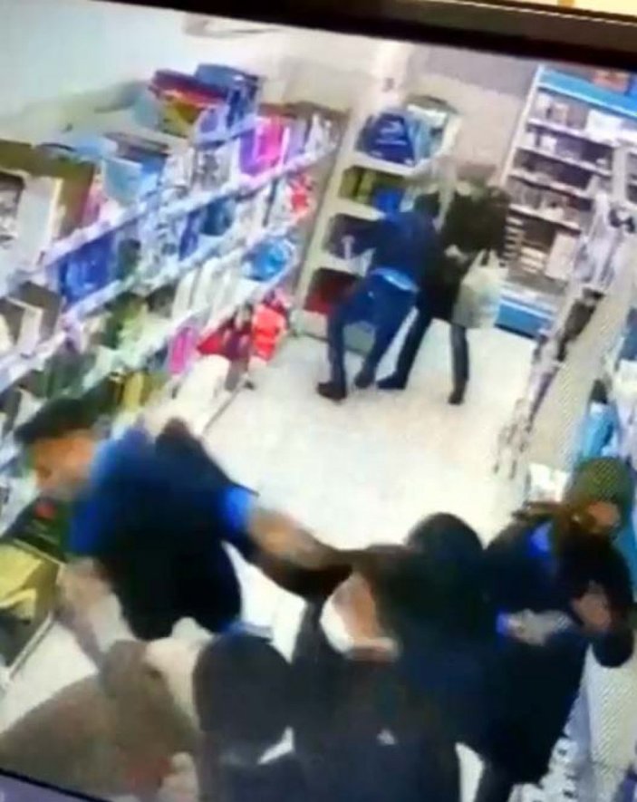 Ankara’da, market çalışanları ile müşteriler arasında tekme tokat kavga