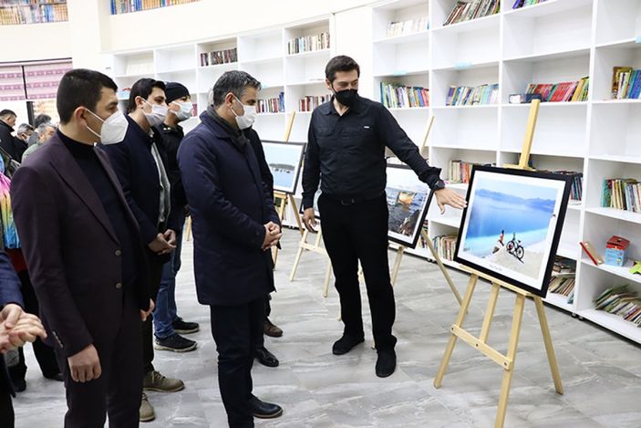 Bisikletle gölleri gezen aile fotoğraf ve su sergisi açtı