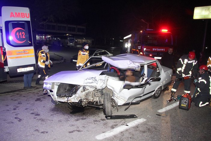 Manisa’da tıra çarpan otomobilin sürücüsü öldü