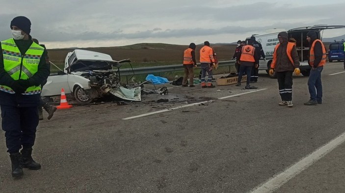 Edirne’de taksi ile otomobil kafa kafaya çarpıştı: 1 ölü, 2 yaralı