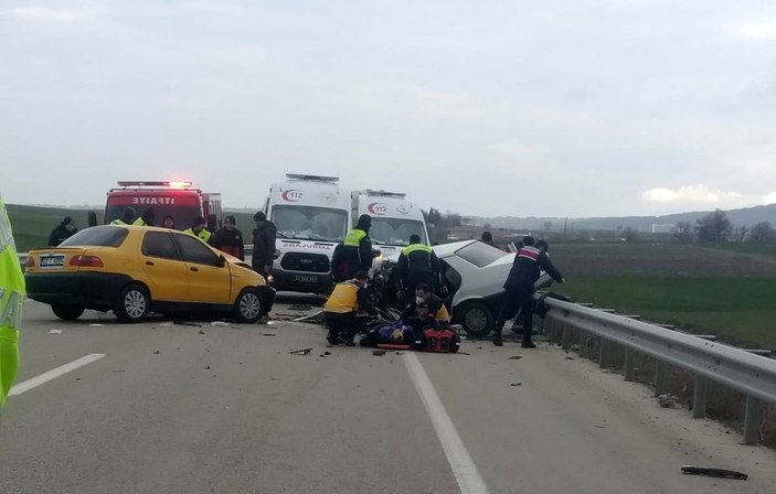 Edirne’de taksi ile otomobil kafa kafaya çarpıştı: 1 ölü, 2 yaralı