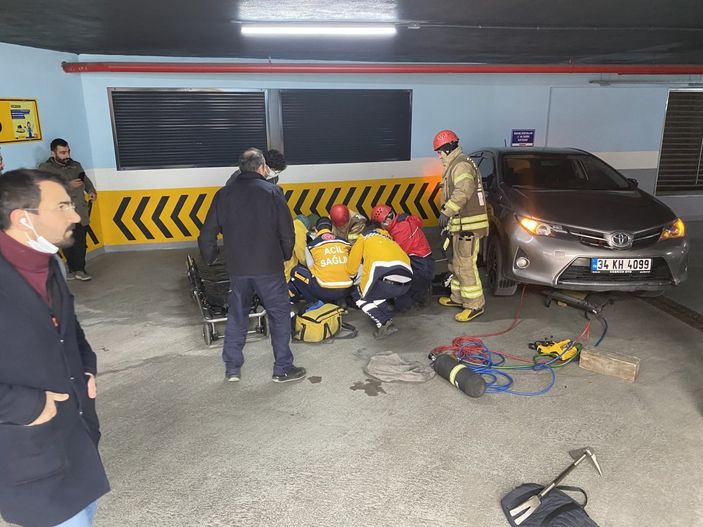 İ Ümraniye'de el frenini çekmeyen kadın aracının altında can verdi