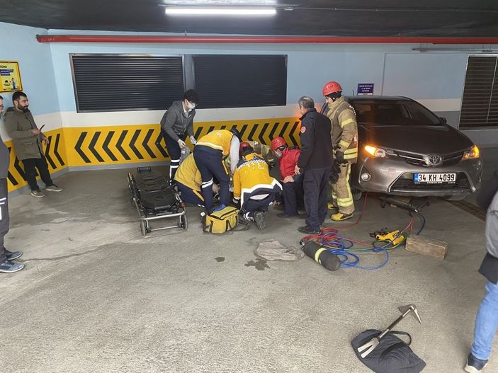 İ Ümraniye'de el frenini çekmeyen kadın aracının altında can verdi