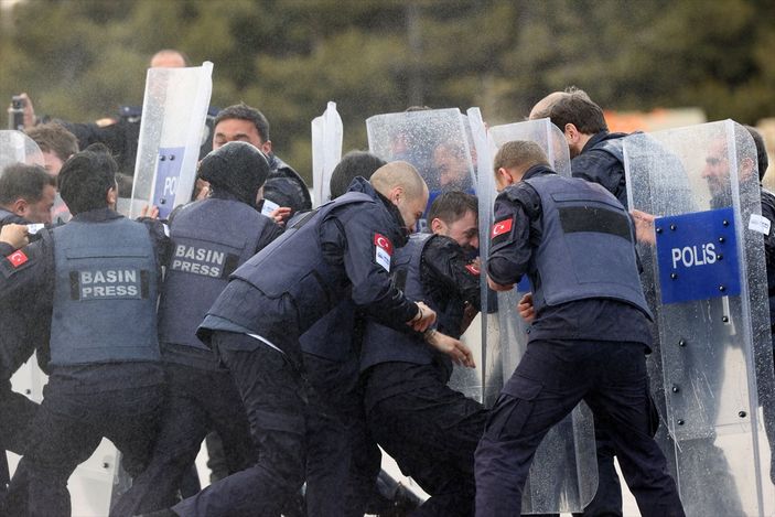 a AA'nın savaş muhabirliği eğitiminde toplumsal olaylara müdahale tatbikatı