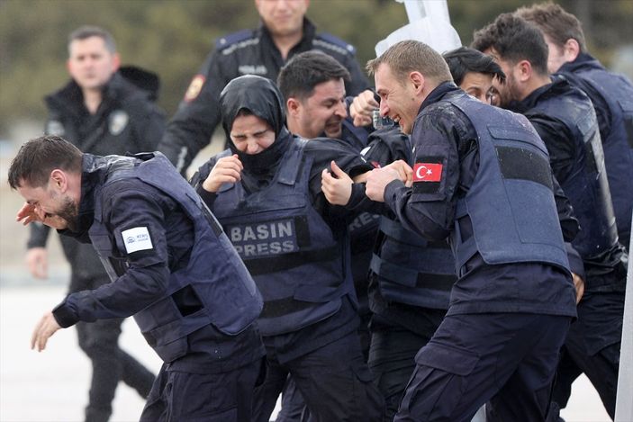a AA'nın savaş muhabirliği eğitiminde toplumsal olaylara müdahale tatbikatı