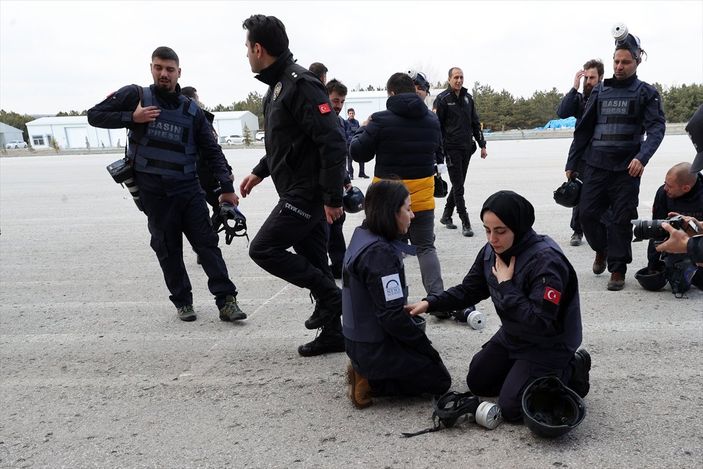 a AA'nın savaş muhabirliği eğitiminde toplumsal olaylara müdahale tatbikatı