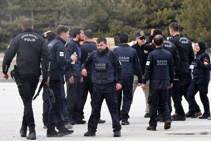 a AA'nın savaş muhabirliği eğitiminde toplumsal olaylara müdahale tatbikatı