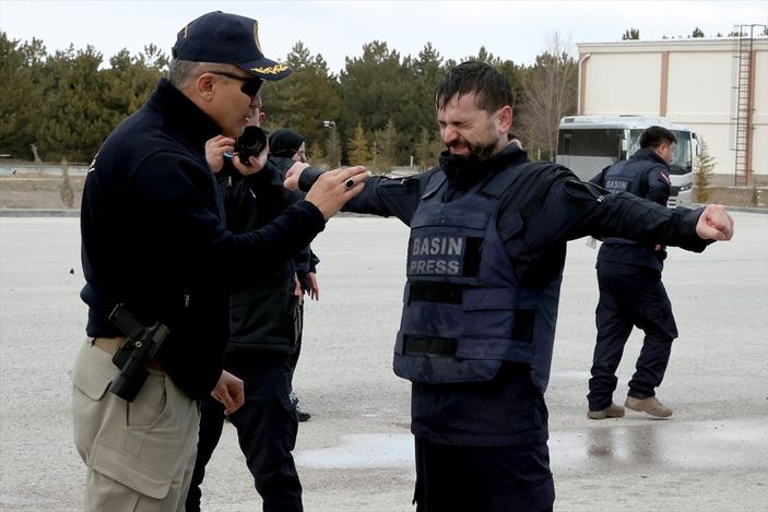 a AA'nın savaş muhabirliği eğitiminde toplumsal olaylara müdahale tatbikatı