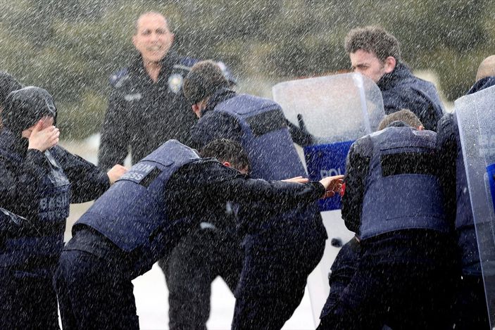 a AA'nın savaş muhabirliği eğitiminde toplumsal olaylara müdahale tatbikatı