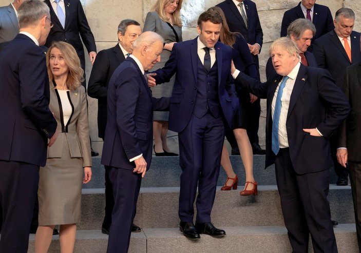 NATO Liderler Zirvesi'nde Boris Johnson'ın tavrı dikkat çekti