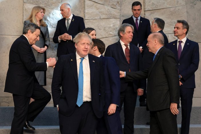 NATO Liderler Zirvesi'nde Boris Johnson'ın tavrı dikkat çekti