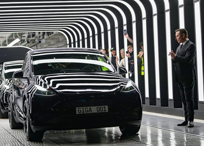 Elon Musk, Almanya fabrikasının açılışını dans ederek kutladı